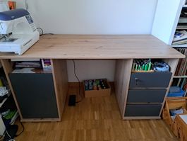 Schreibtisch