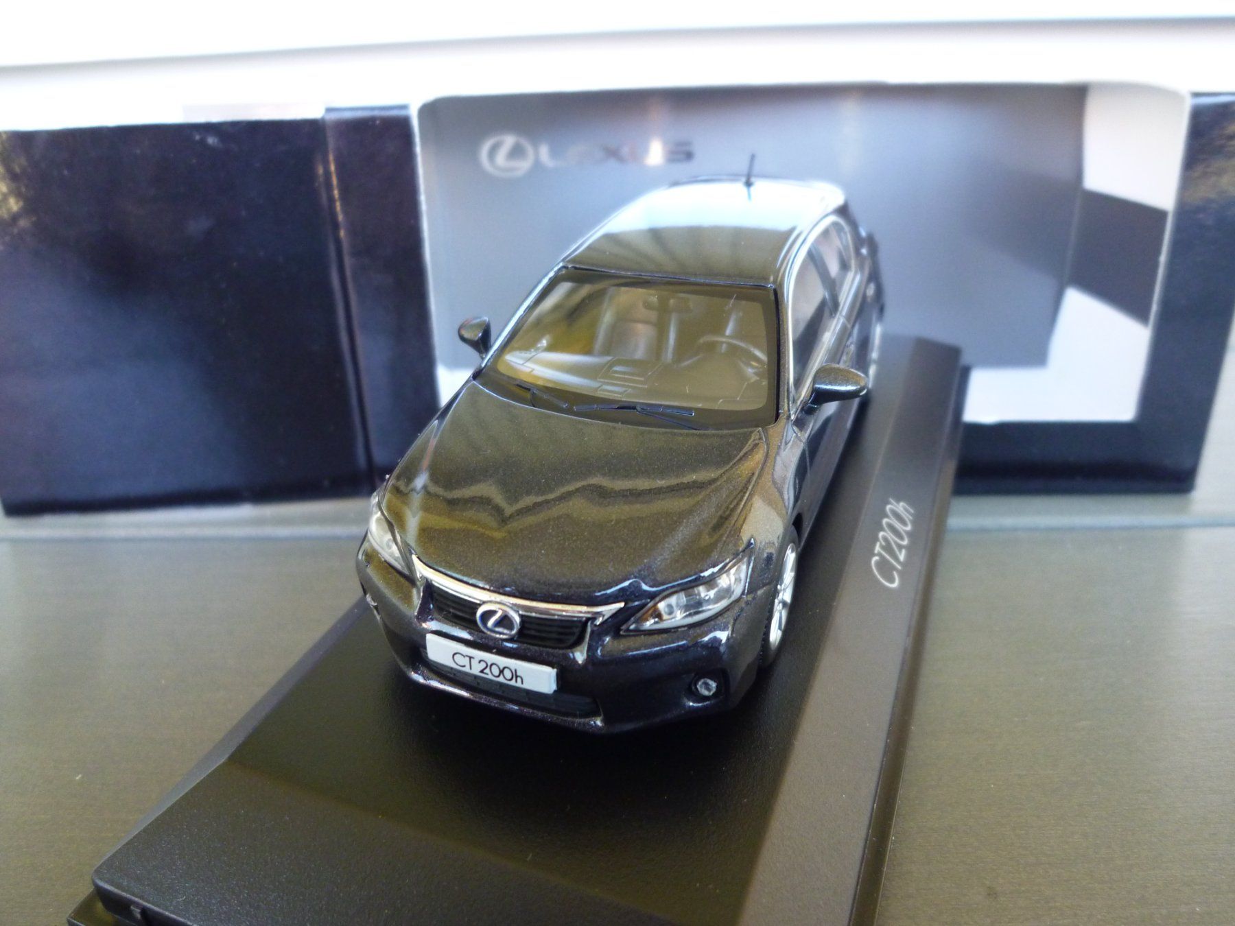 Lexus Modellini d'auto: Lexus CT200h – Nuovo e nell'imballaggio originale da Flawil venduto da Imperiosud 2