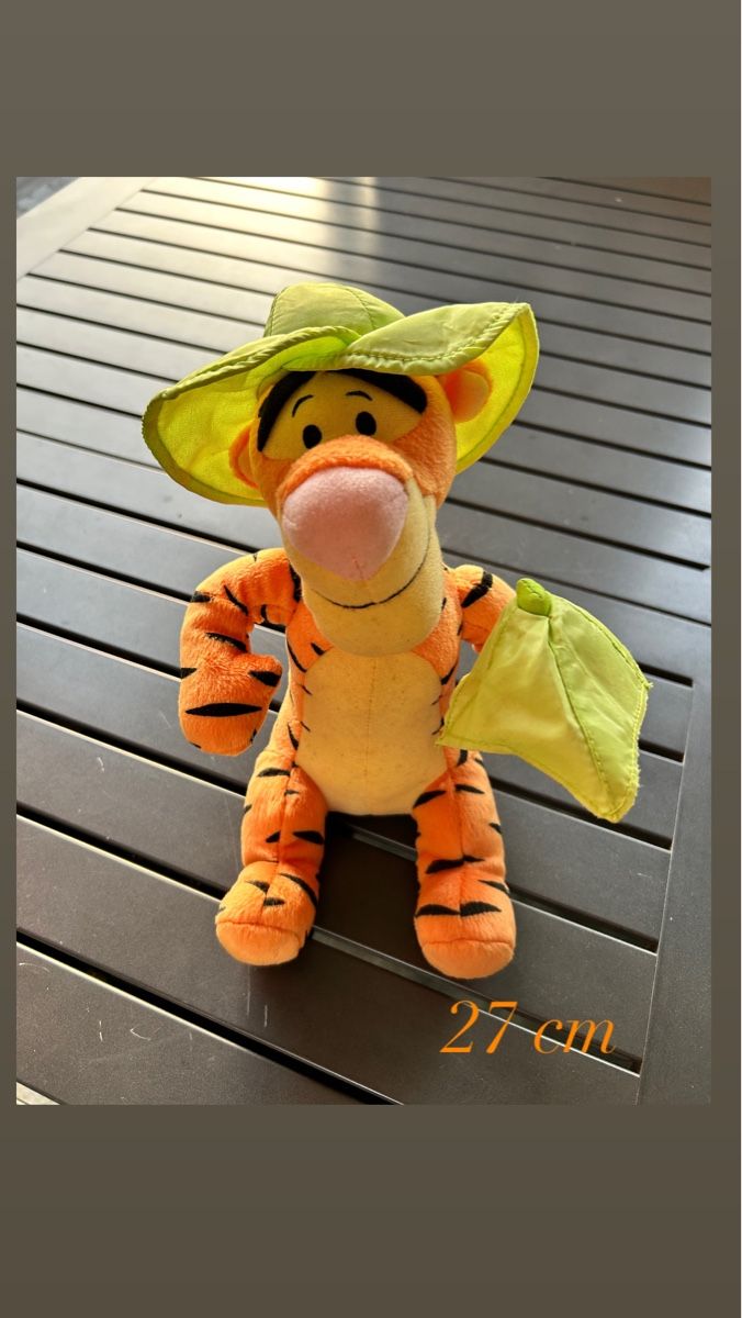 Statuette: Tigger Stofftier mit Sommerhut, ca. 27cm – Nuovo (secondo la descrizione) da Oftringen venduto da Solima