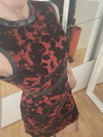 Elegantes Kleid mit Rosenmuster, Grösse 38, perfekt!