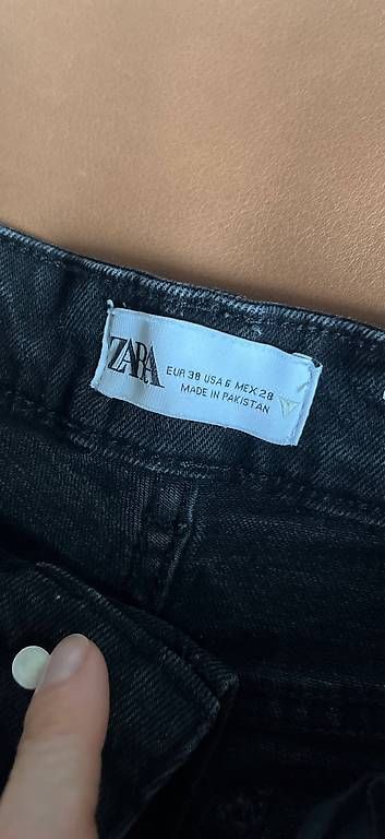 Jeans: Jeans ZARA neri 38 mini flare – Usato da Gandria venduto da mar_5yvs 2