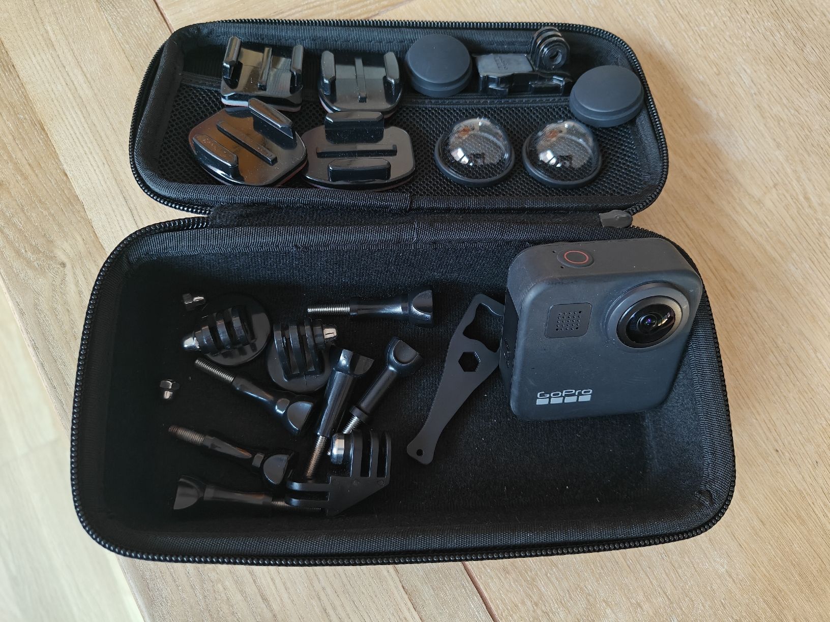 Camcorder: Go Pro Max + Hero 5 + Full set accessories  – Gebraucht aus Visp von mot_xd2c
