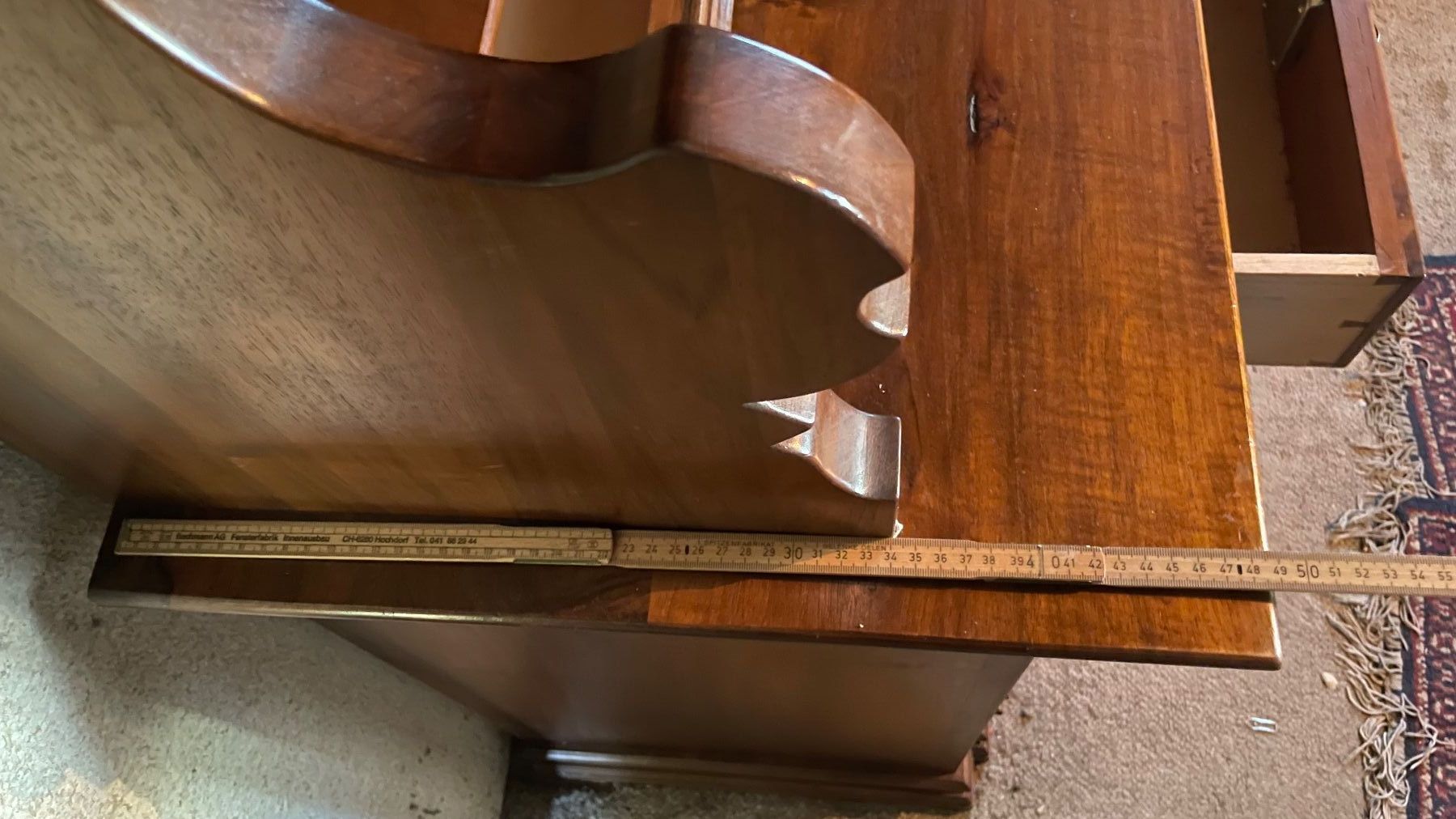 Credenze: Antikes Buffet aus Nussbaum Holz mit Schnitzereien – Usato da Bremgarten AG venduto da Schussi 6