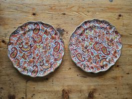 2 assiettes céramique anciennes numérotées, à suspendre