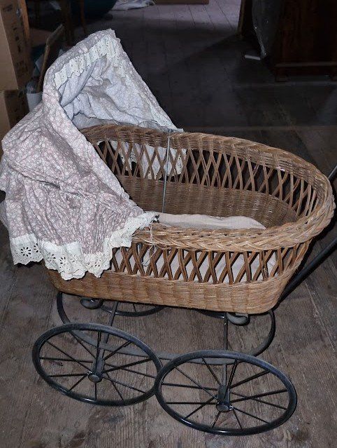 Carrozzine per bambole: Antiker Puppen- oder Babywagen – Usato da Neftenbach venduto da HUS12
