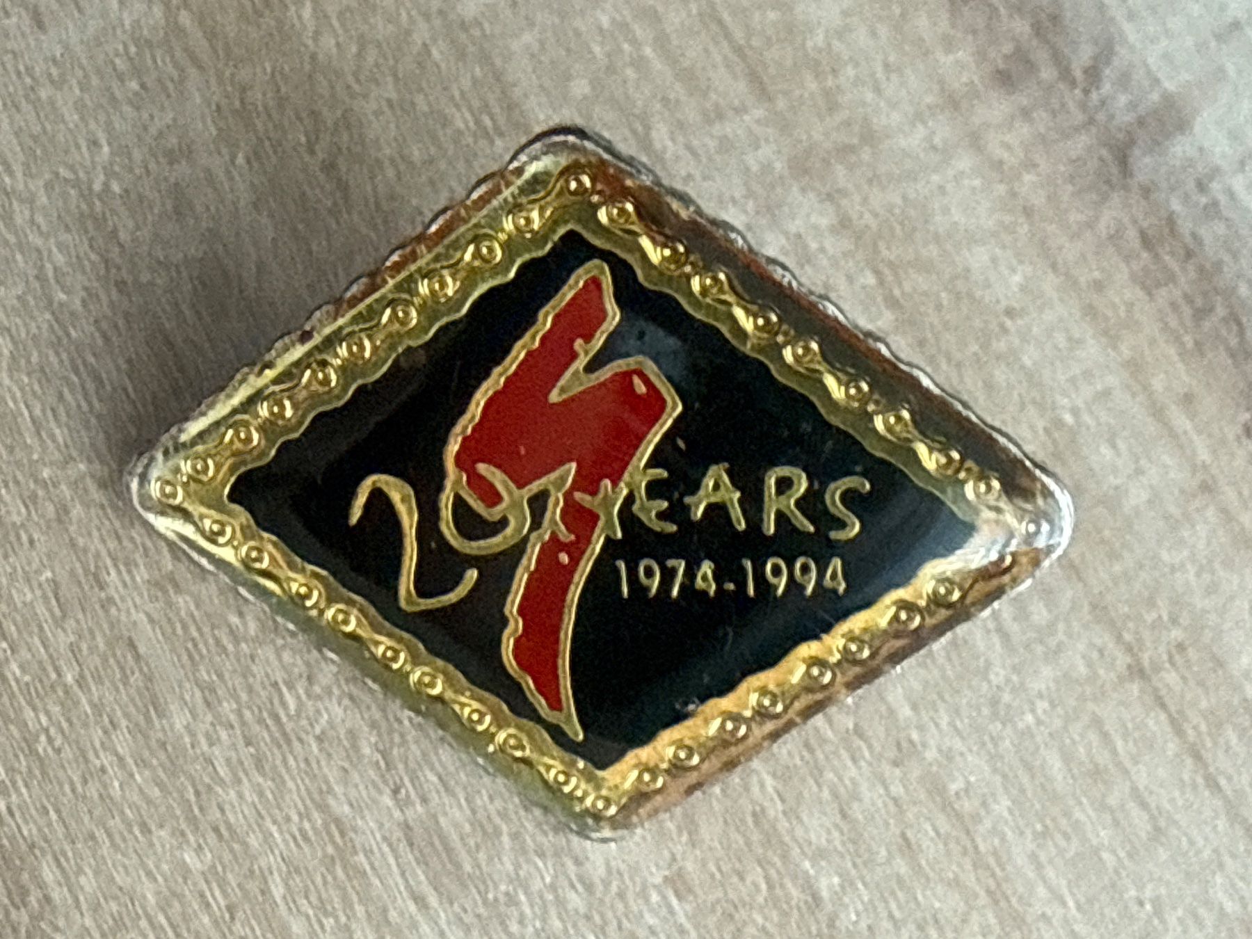 Plaquettes & Badges: Pin 20 Years Specialized 1974-1994 – D'occasion à Glattbrugg par Schweigmatt