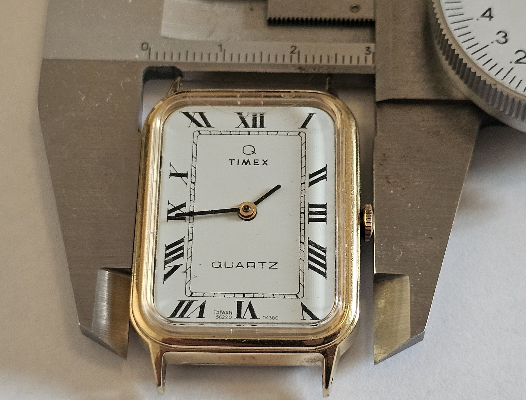 Timex Orologi:  Timex Quartz rectangulaire dorée pour homme DÉFECTUEUSE  – Difettoso da Genève venduto da Fresko01 4