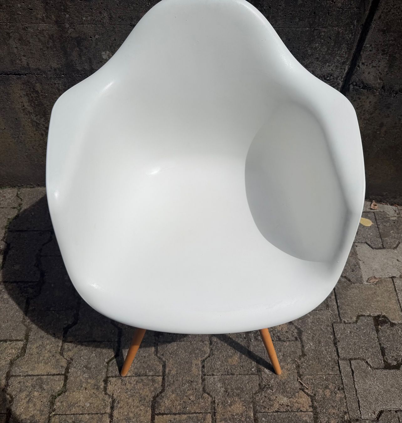 Vitra Sedie: Vitra Eames Plastic Armchair DAW weiss , 2er Set – Usato da Hirschthal venduto da GR7000 1