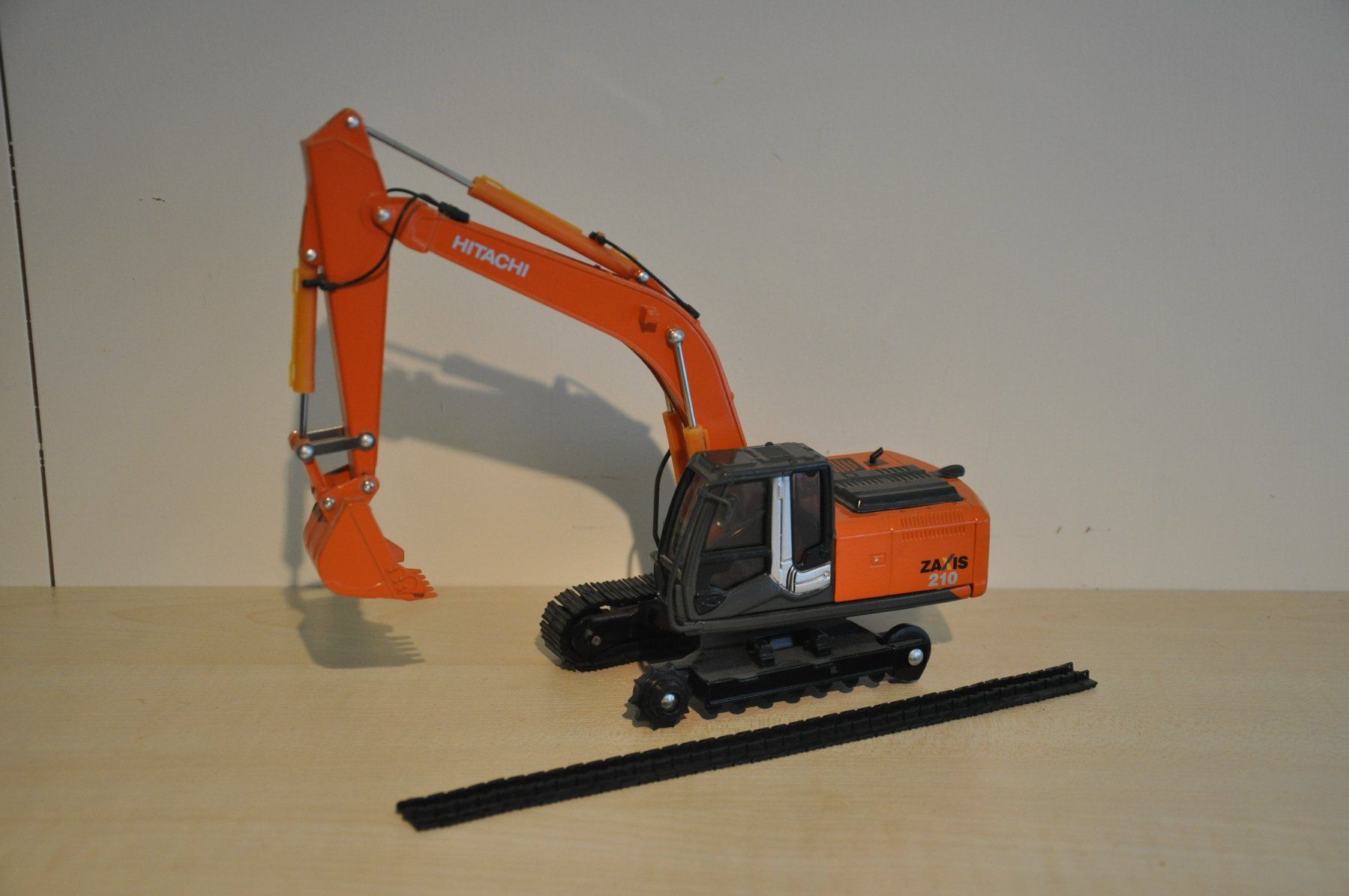 Modellbausätze & Standmodelle: HITACHI ZX 210 Raupenbagger – Defekt aus Mitlödi von worker04