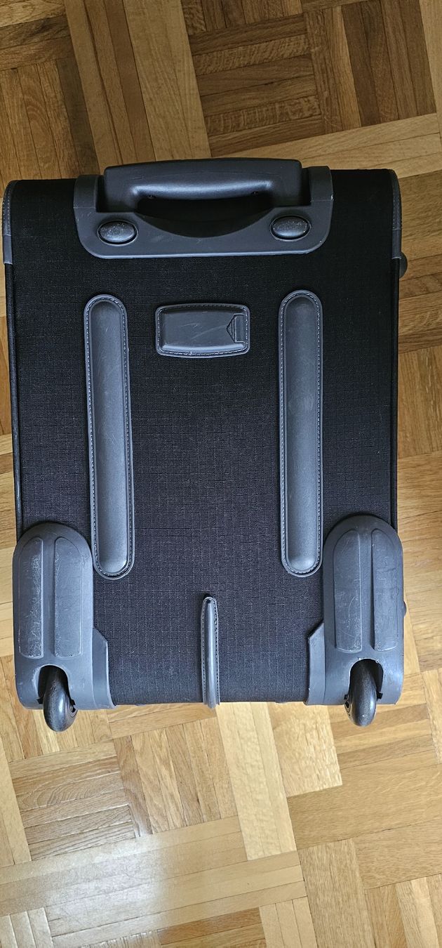 Valigie: Black Suitcase on wheels, very good condition – Usato da Geneve venduto da T36 1