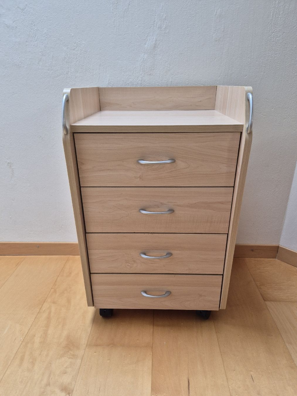 Korpus: Praktischer Rollcontainer mit 4 Schubladen – Gebraucht aus Domat/Ems von ver_7q9b
