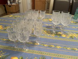 Lot de 16 verres en cristal taillé à pied – 7 petits, 5 moye
