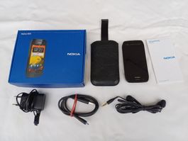 Älteres Nokia Handy Typ 603 mit Ladegerät, Ladekabel, Hülle