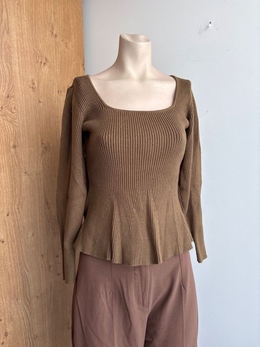 Zara Top: Zara Stricktop Gr. S Khaki Square Neck – Usato da Schaffhausen venduto da Miorajah 1