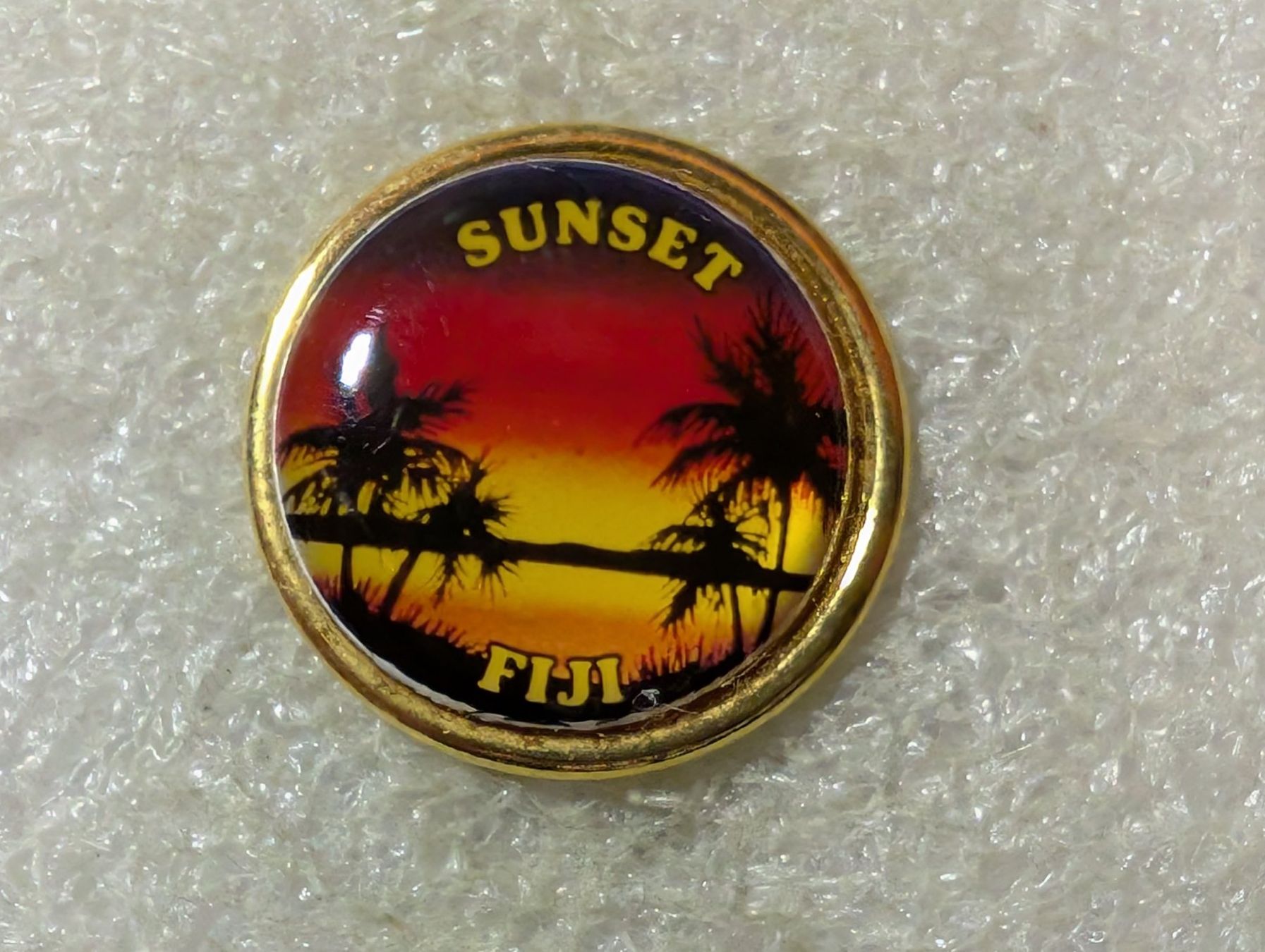 Plaketten & Abzeichen: Ansteckpin 83: Sunset Fiji – Gebraucht aus Oppligen von Pin-Fall-Shop