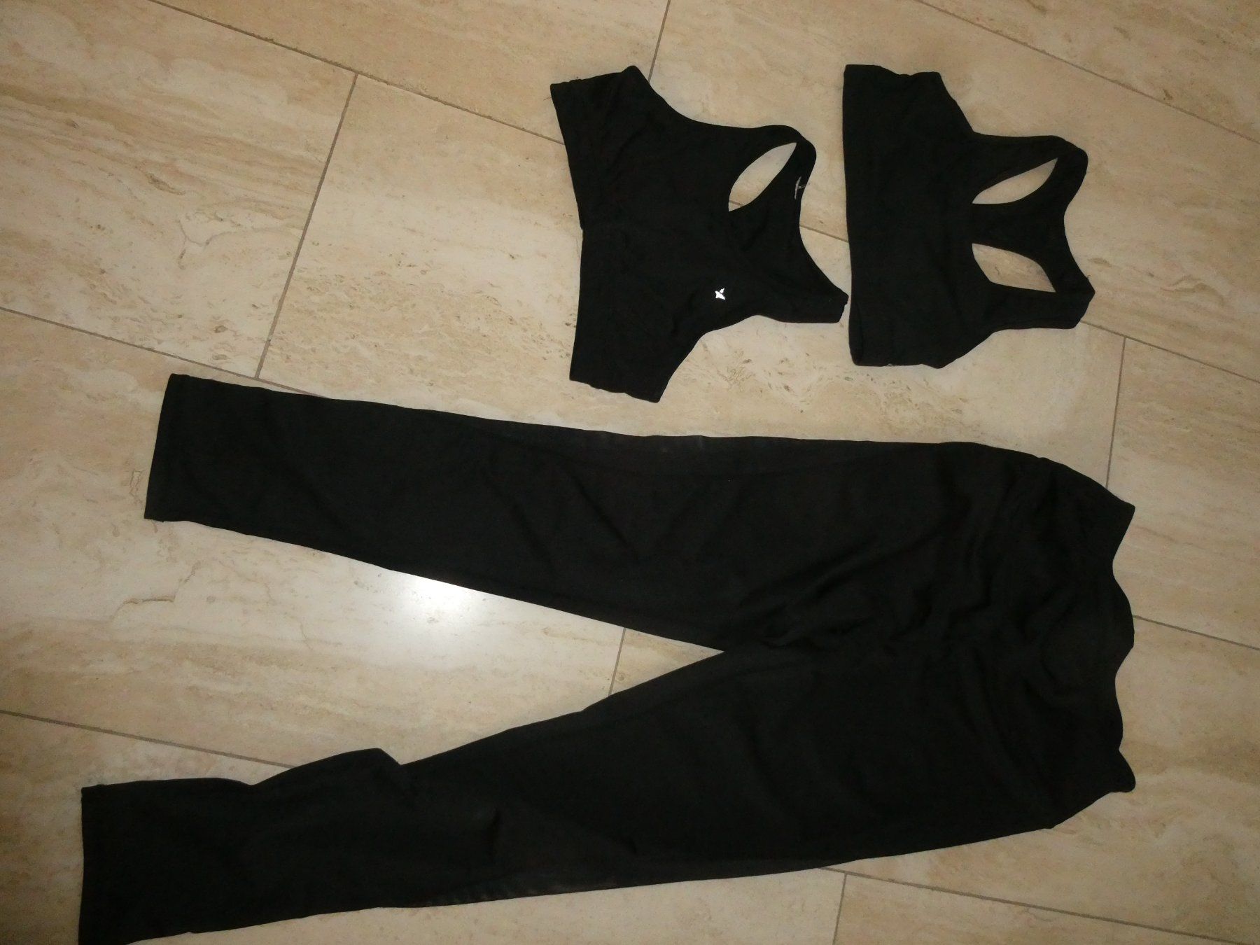 Kleiderpakete & -sets: Sporthose mit Tops – Gebraucht aus Mels von KOSL