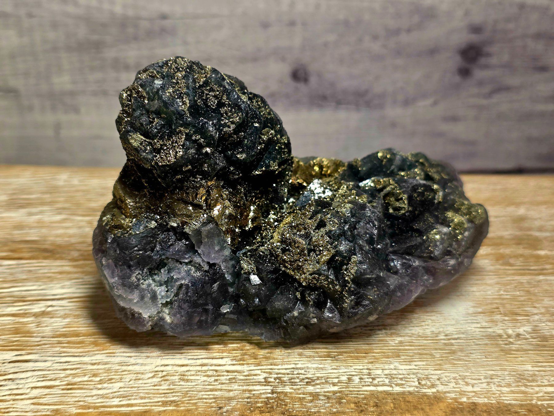 Minerali & Pietre curative: Fluorit mit Pyrit 671g – Nuovo e nell'imballaggio originale da Matzingen venduto da Shay_Crystalz