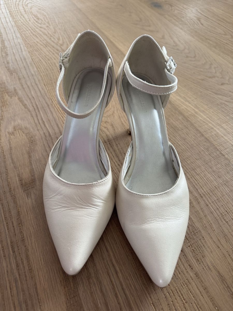 Scarpe da donna: Ekrü Brautschuhe Gr. 38 – Usato da Mettmenstetten venduto da Trinity113 1