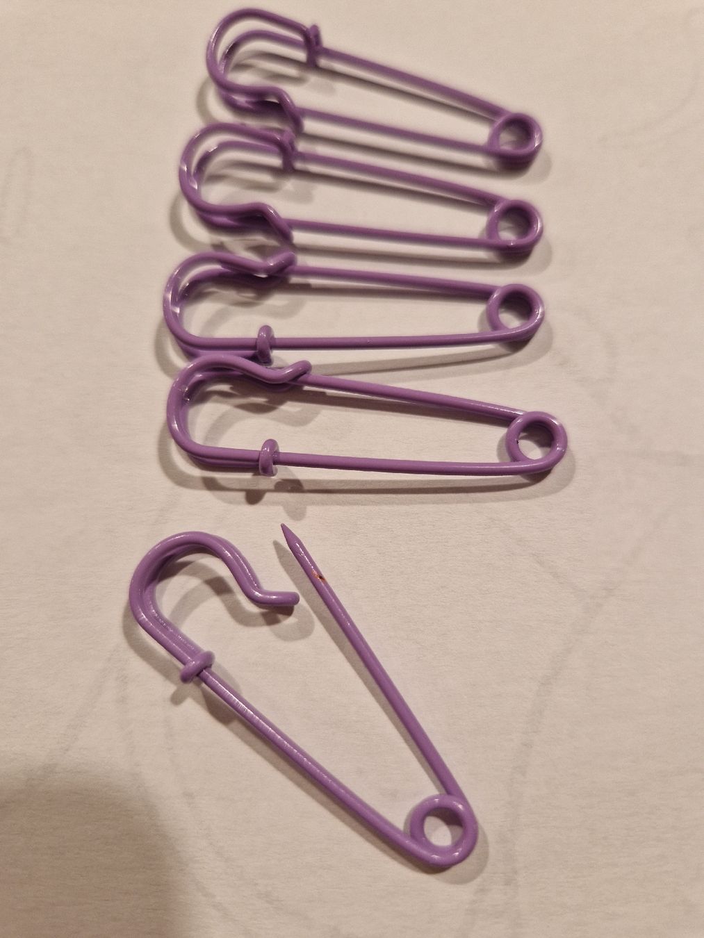 Ferri: 5 Sicherheitsnadeln, violett, Sicherheitsnadel, – Nuovo (secondo la descrizione) da Arlesheim venduto da Vera6 2