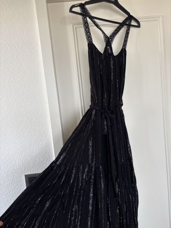 Robe noire et argentées à bretelles dentelles