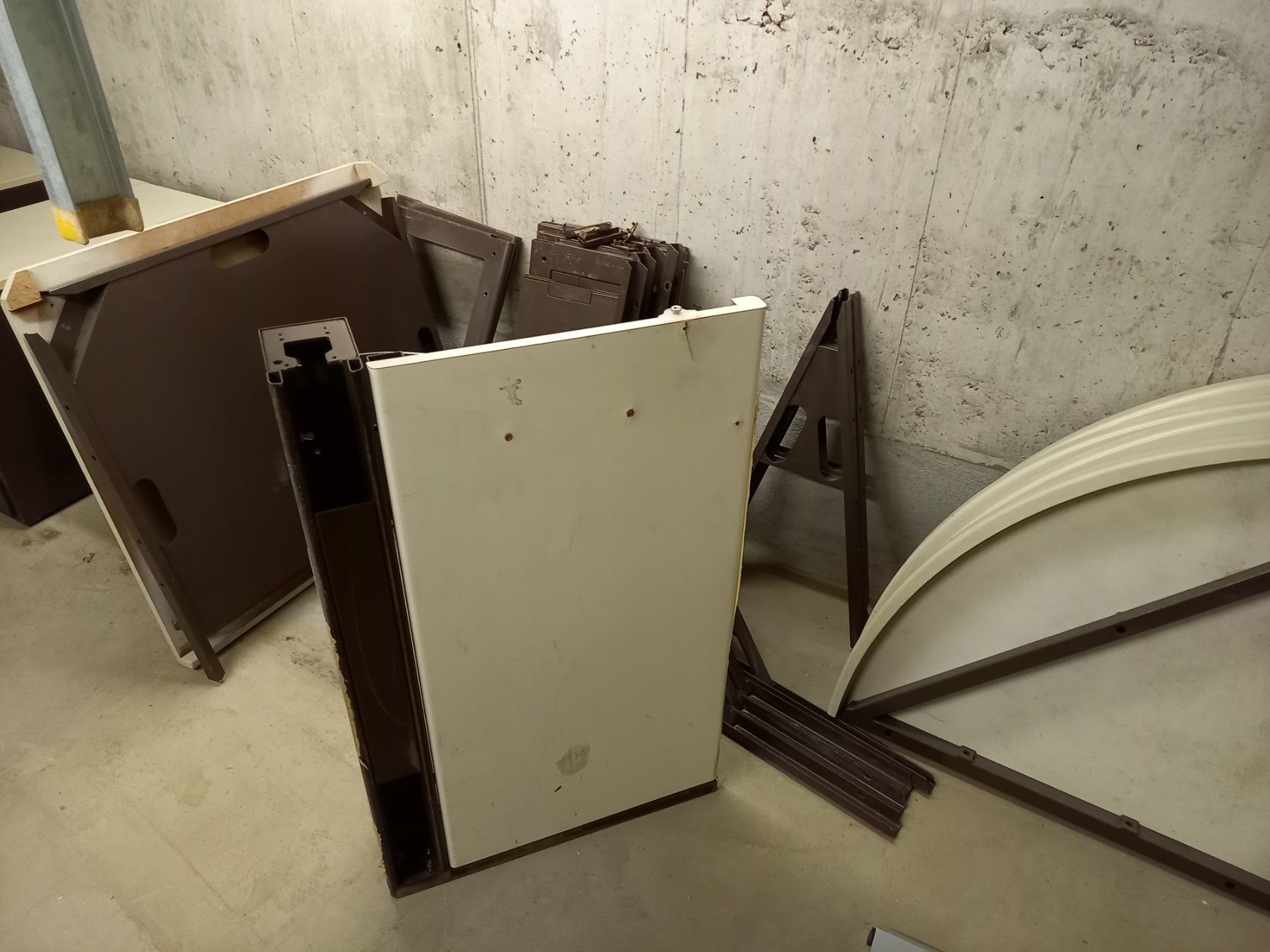 Lista Armadi: LISTA Rollladenschrank inkl, div Tischteile – Usato da Montlingen venduto da sitmodul 2