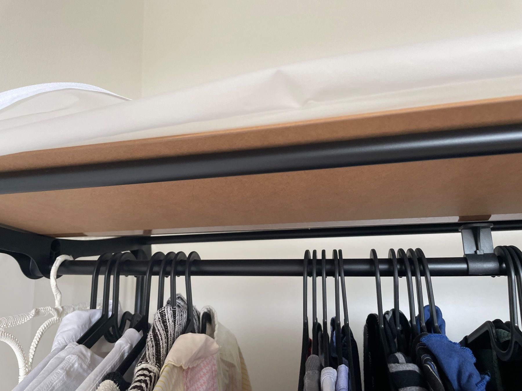 Schränke: Kleiderschrank mit Kleiderstange – Gebraucht aus Basel von schnudibu 1