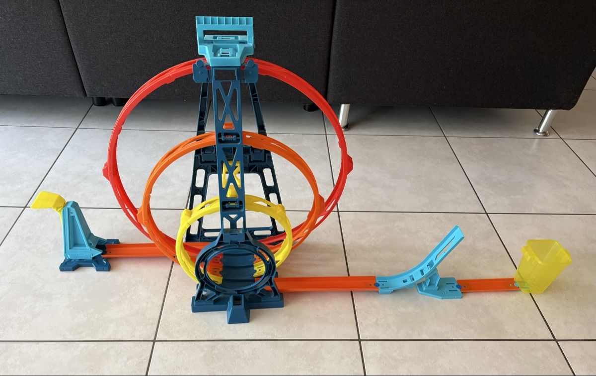Hot Wheels Giocattoli: Hot Wheels Bahn Triple Looping – Usato da Stilli venduto da dan_9y5z