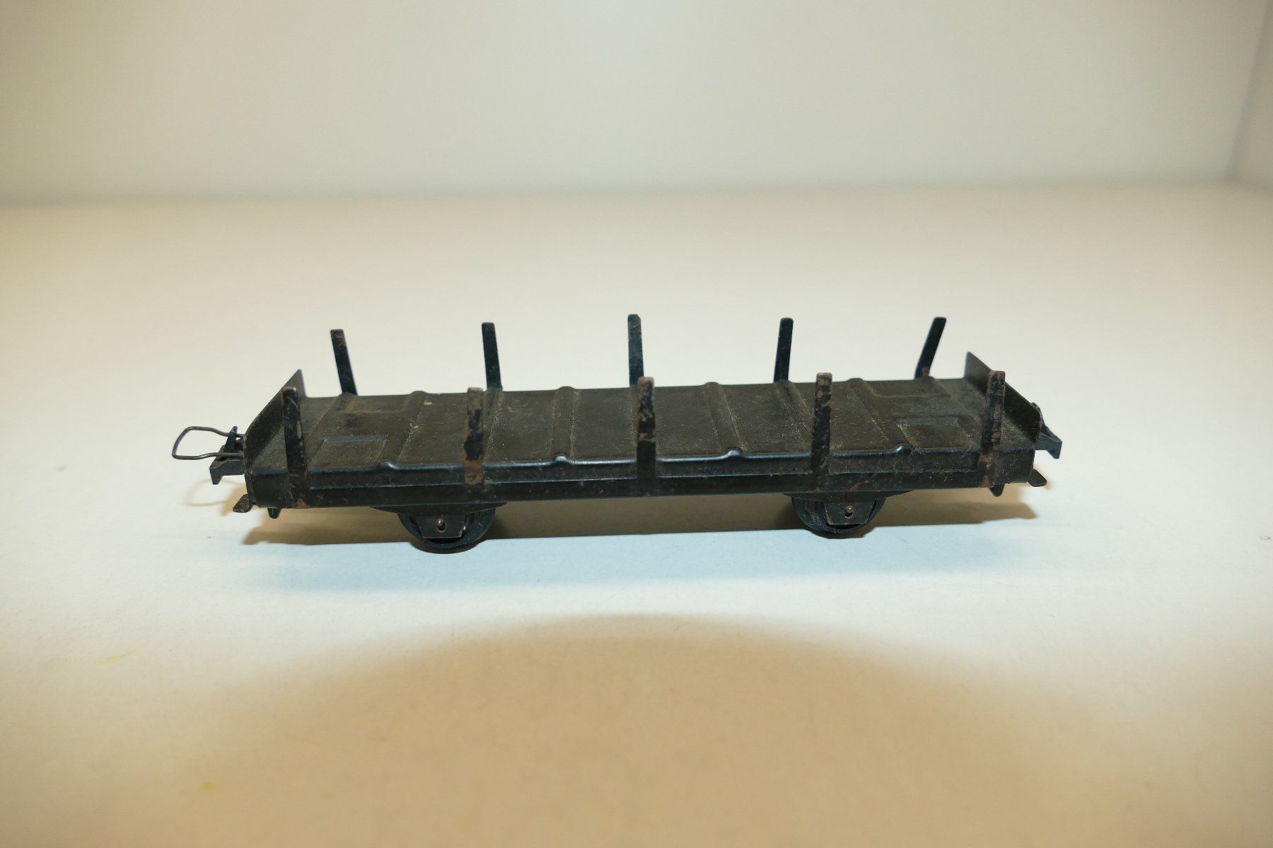 Trix Modellini di ferrovie: Trix Express H0: Flachwagen mit Rungen – Usato da Niederhasli venduto da rail-duerst 1