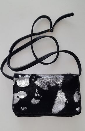 Kleine Tasche NEUVILLE Echtleder Schwarz Silber Fell Optik