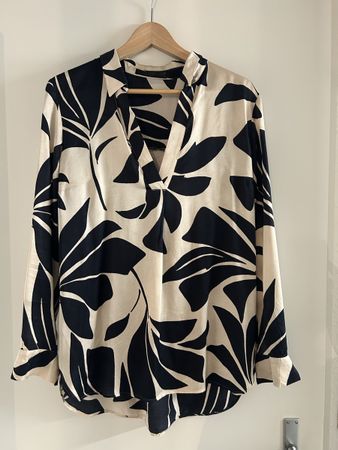 Bluse schwarz-beige Blumenmotiv