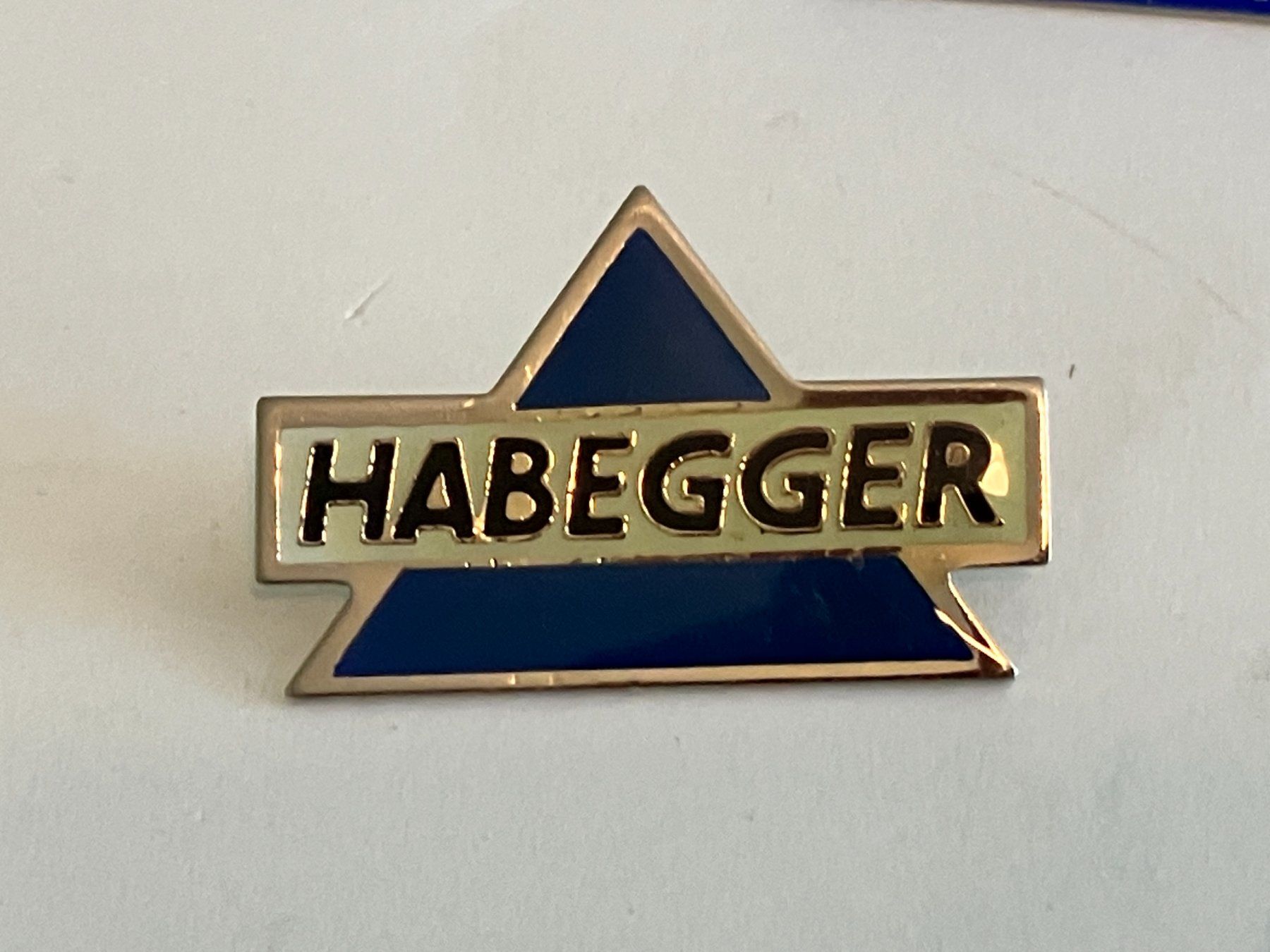 Plaketten & Abzeichen: 1 Pin Habegger – Gebraucht aus Basel von djwwpp