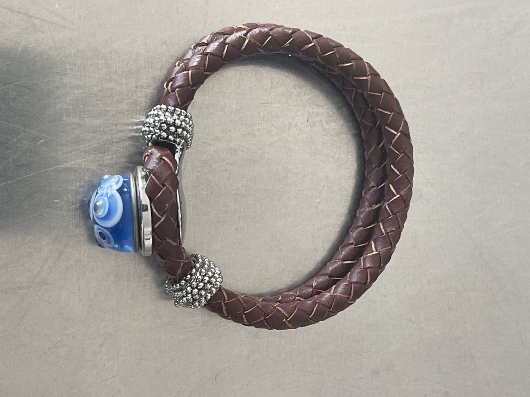 Bracciali & Braccialetti: wunderschönes Armband aus Leder und mit einer Glasperle – Usato da Trin venduto da Plusminus2