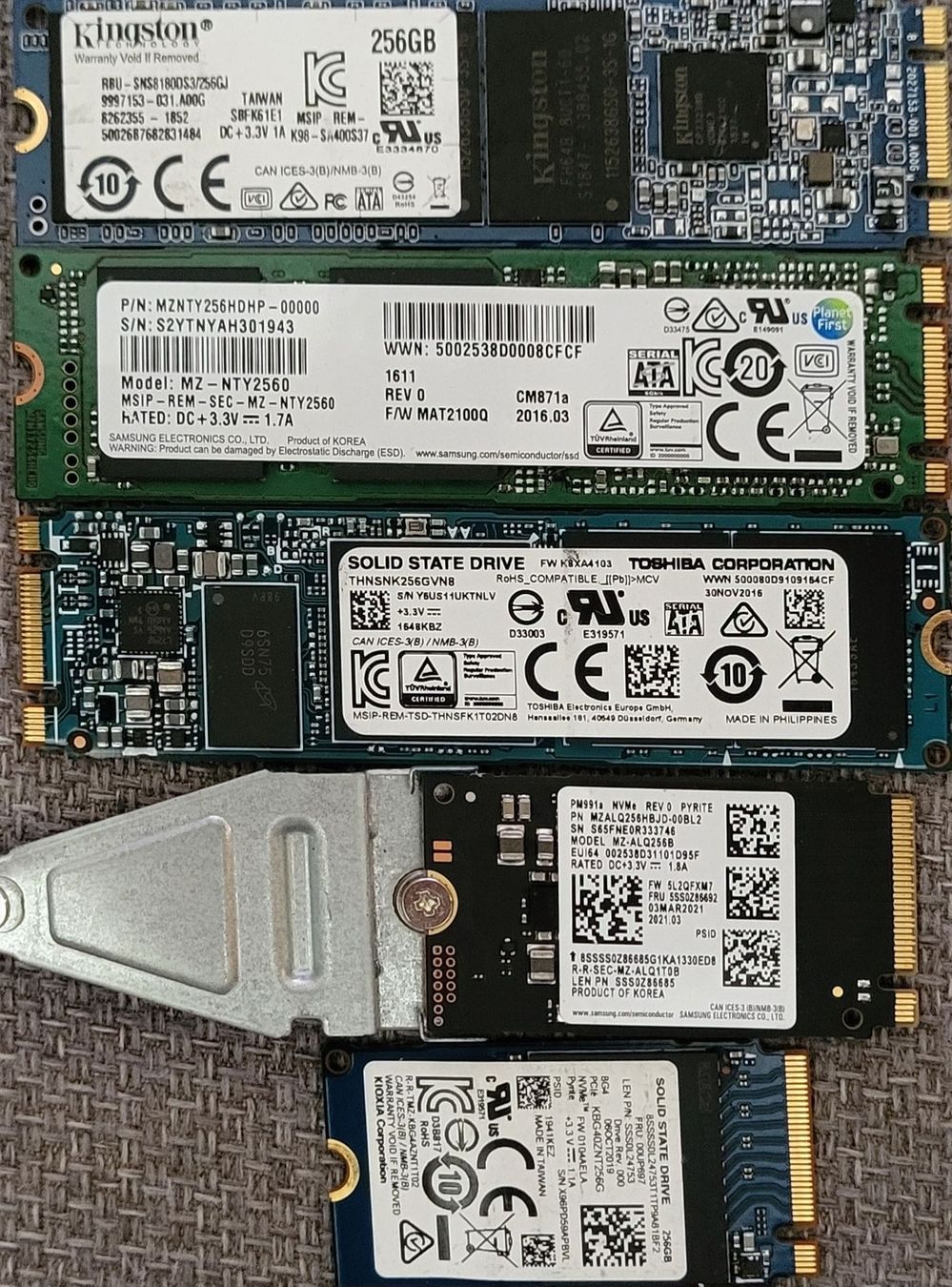 Dischi rigidi: 5×256GB SSD M.2 NVMe Solid State Driverse – Usato da Zürich venduto da Gulbi1919