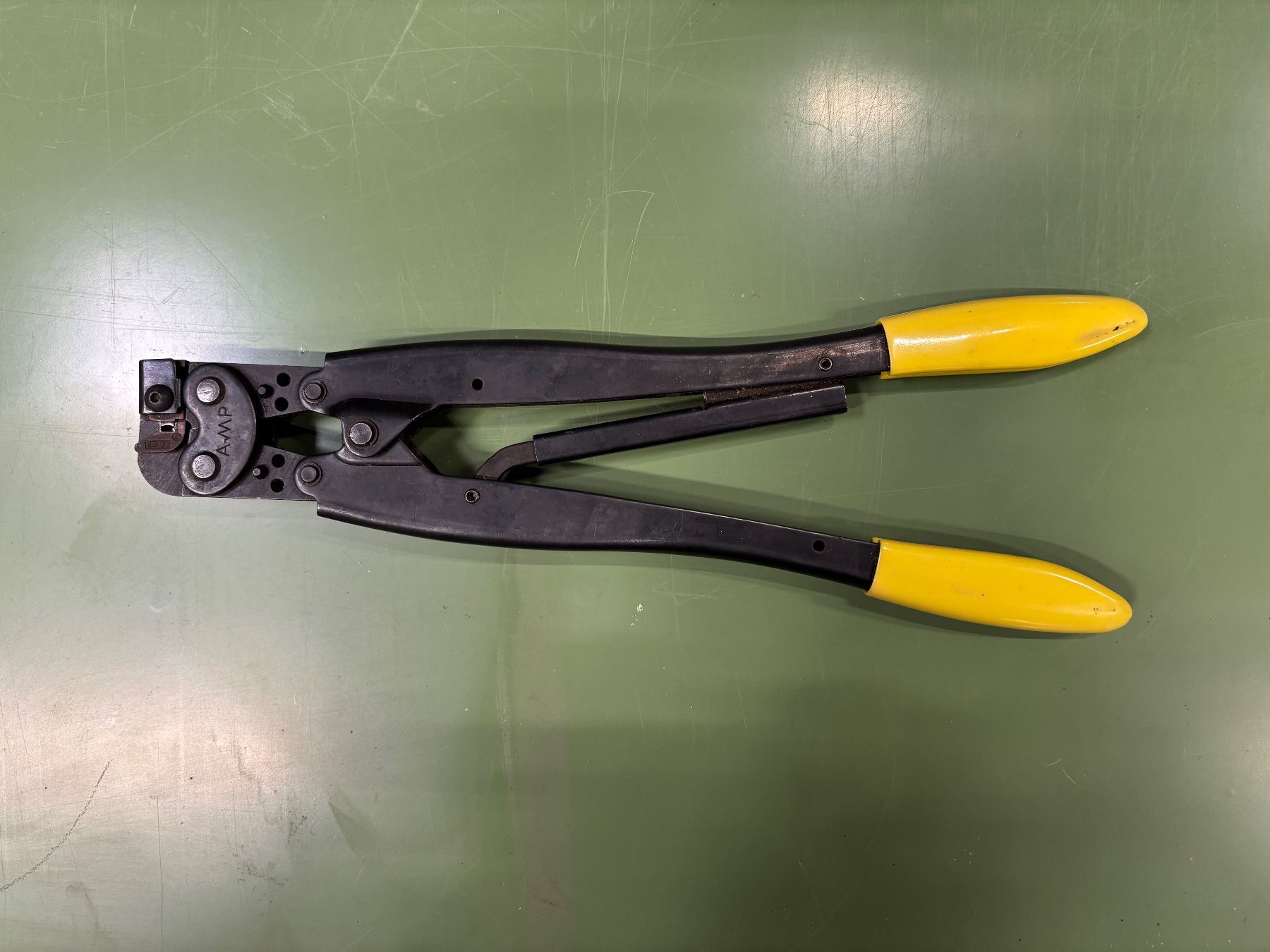 Tutti gli attrezzi: AMP Crimpzange, 46387 11-83 – Usato da Winterthur venduto da ReUse_Baumarkt