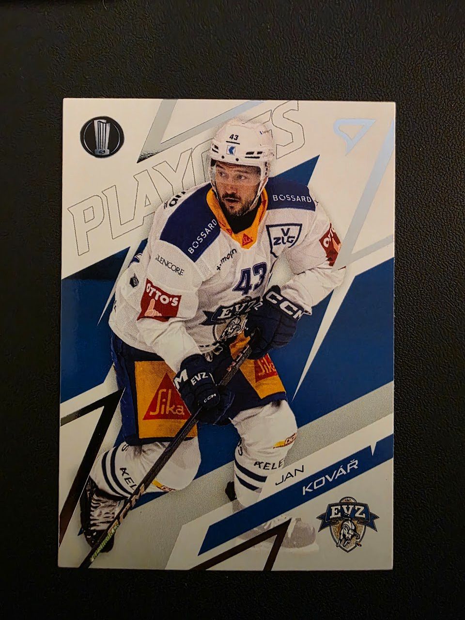 Sportzoo Carte collezionabili: 2025/26 EVZ Zug Jan Kovar Playoffs – Usato da Bauma venduto da Yotanke