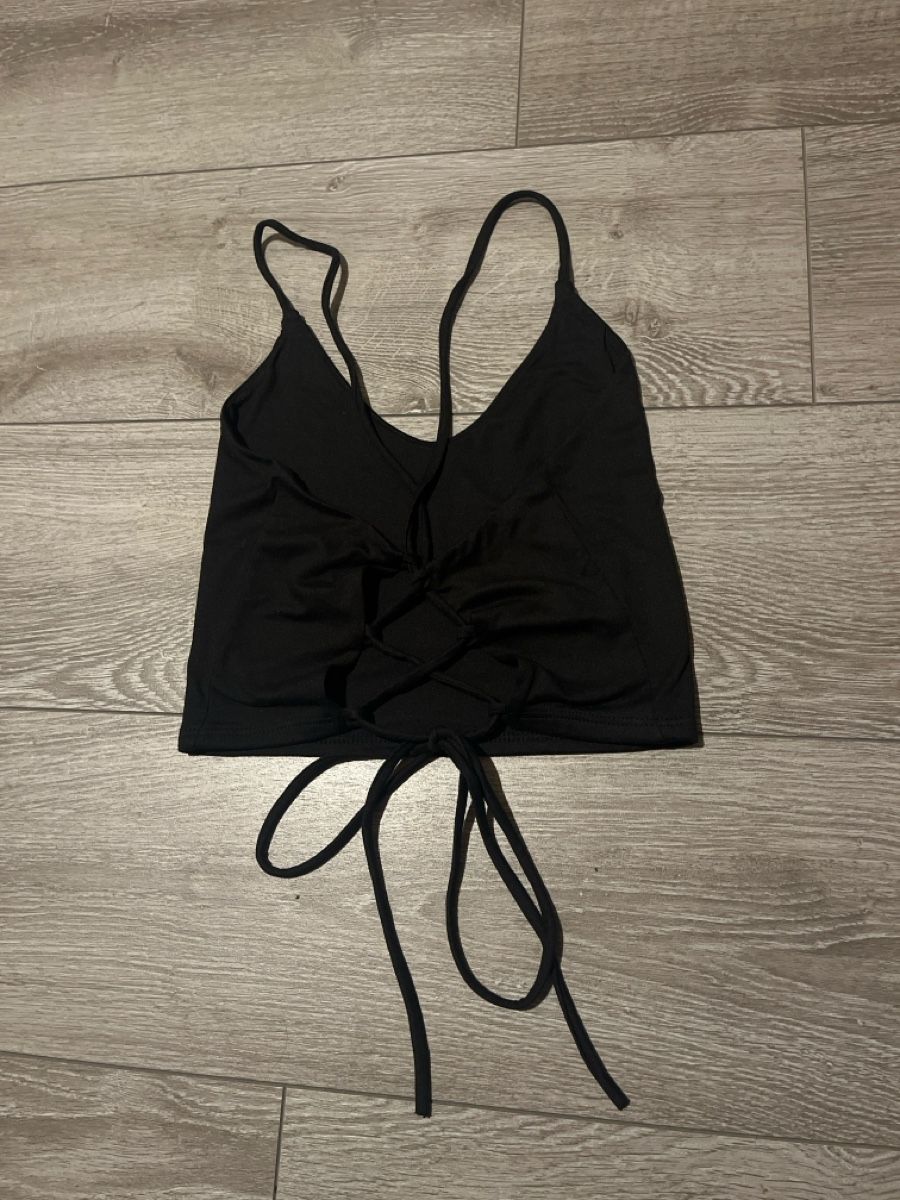 Top: Top noir à lacets dos nu – Usato da Le Locle venduto da Ophelie.hugy 1