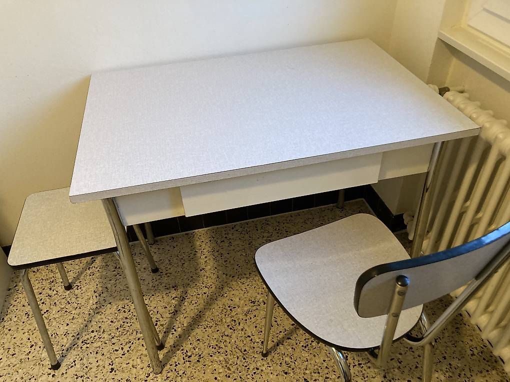 Set di tavolo e panche: Table en Formica avec 1 chaise et un tabouret – Usato da Boudry venduto da jack067 1