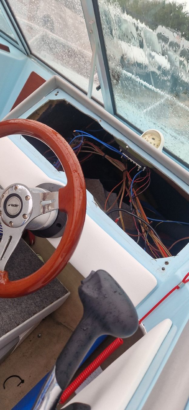 Glastron Boote: Glastron Boot mit Wakeboard Turm – Defekt aus Altenrhein von naknet 9