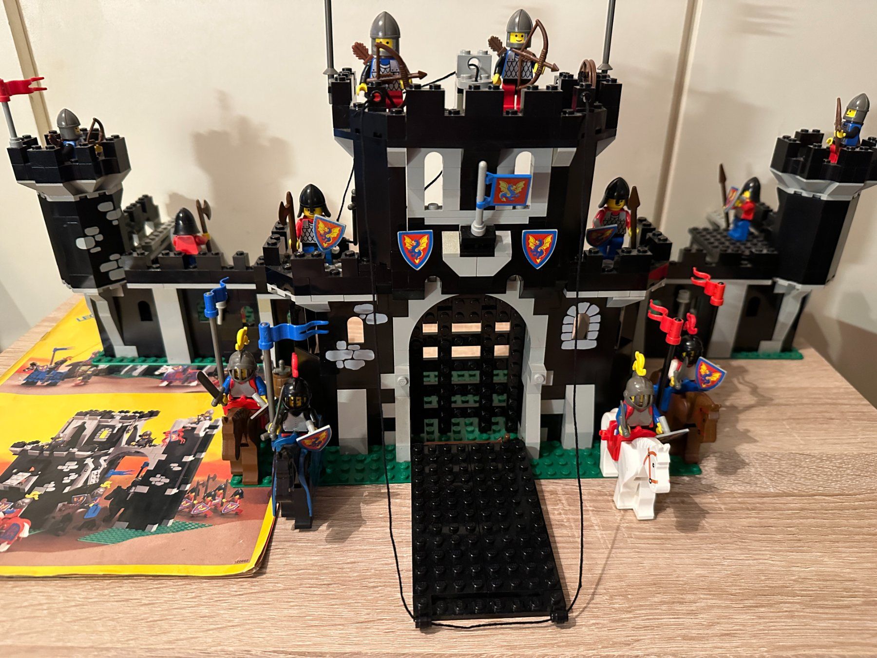 Lego Baukästen: LEGO Ritter 6085 Black Monarch's Castle – Gebraucht aus Basel von  1
