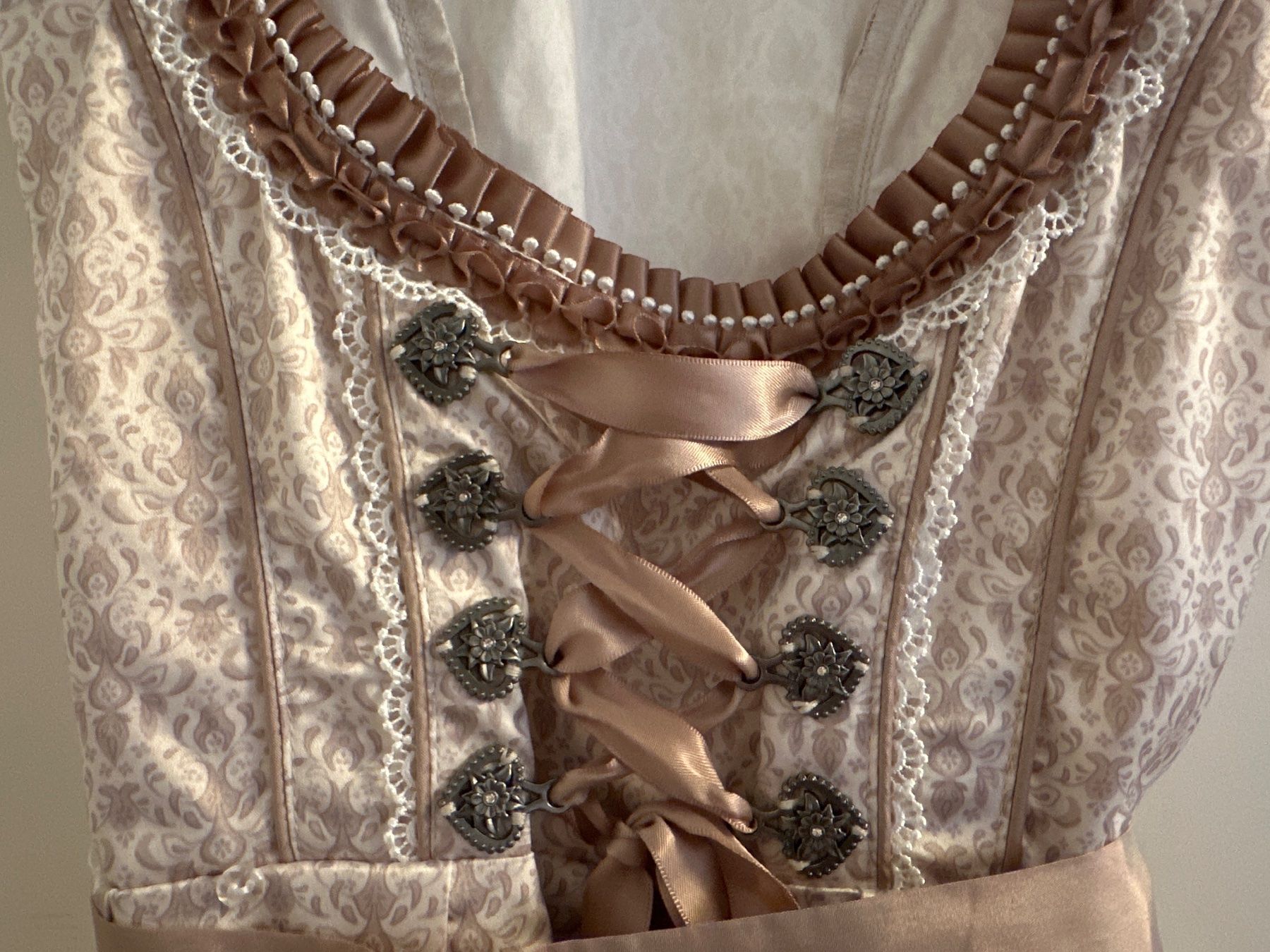 Robes: Dirndl Grösse 38 beige – D'occasion à Biel-Benken BL par doefi26 4