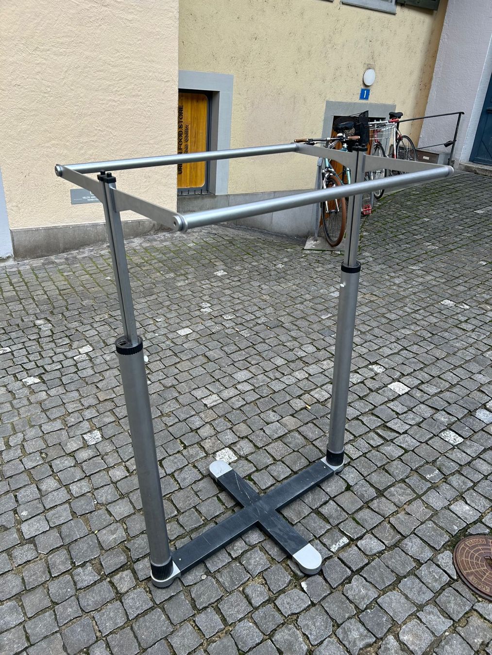 Sonstige Dekorationen & Accessoires: 1 x Doppel-Ständer für Textilen – Gebraucht aus Zürich von LIQUIDATOR.CP 3