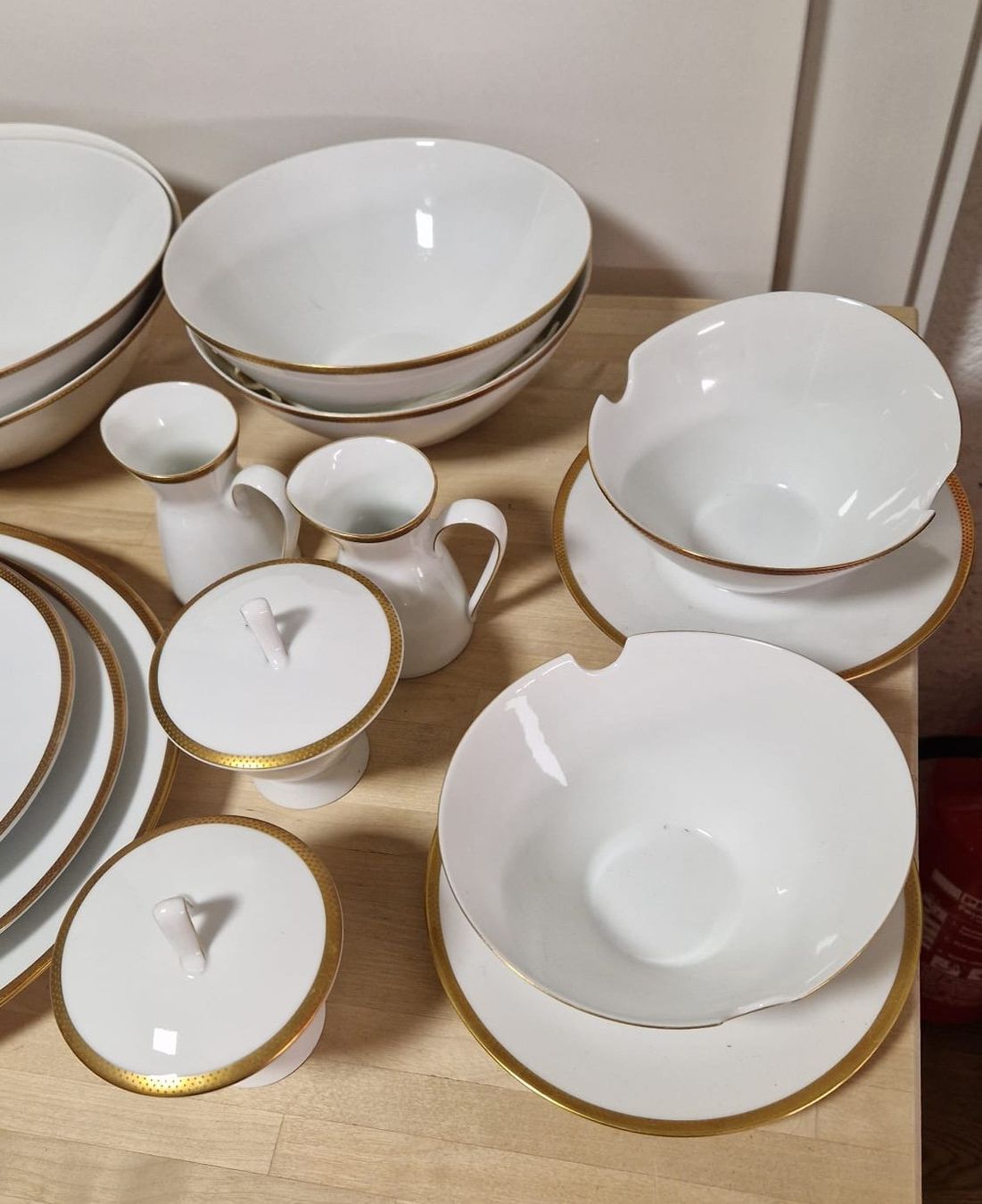 70ig-teiliges Rosenthal Porzellan mit Goldrand, alte Serie (Gebraucht) in Kreuzlingen für CHF 289 – nur Abholung auf Ricardo kaufen