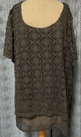 Schwarze zweilagige Bluse mit Spitze