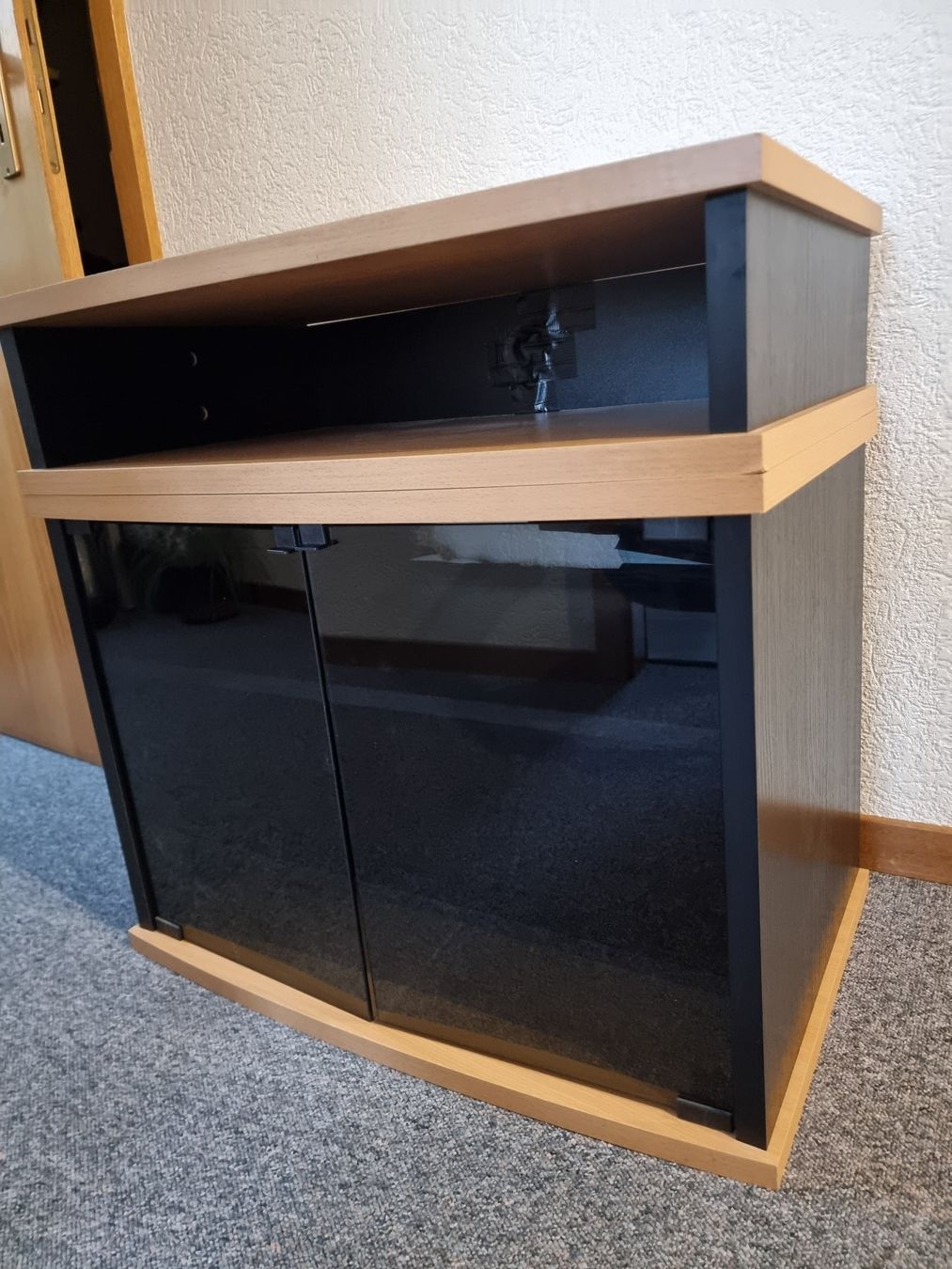 TV Möbel: Fernsehmöbel mit 2 Glastüren – Gebraucht aus Reigoldswil von Rueschelrutscher