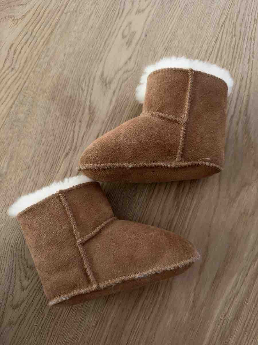 Ugg Schuhe für Jungen: Ugg Winterschuhe Gr. 20/21 – Neu (gemäss Beschreibung) aus Fehraltorf von california97 2