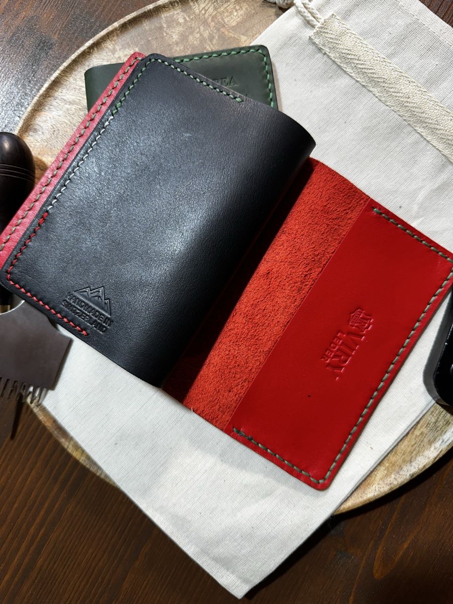 Cover & Protezioni schermo: Leder Passhülle Handmade | Echtleder | Passport Cover – Nuovo e nell'imballaggio originale da Mettmenstetten venduto da vad_57p2 3