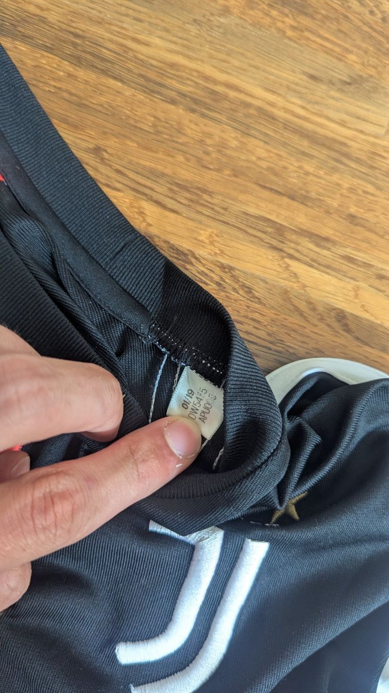 Adidas Leibchen & Hosen: Juventus Turin 2019-2020 Heim Grösse L – Gebraucht aus Zürich von DebsBre 2