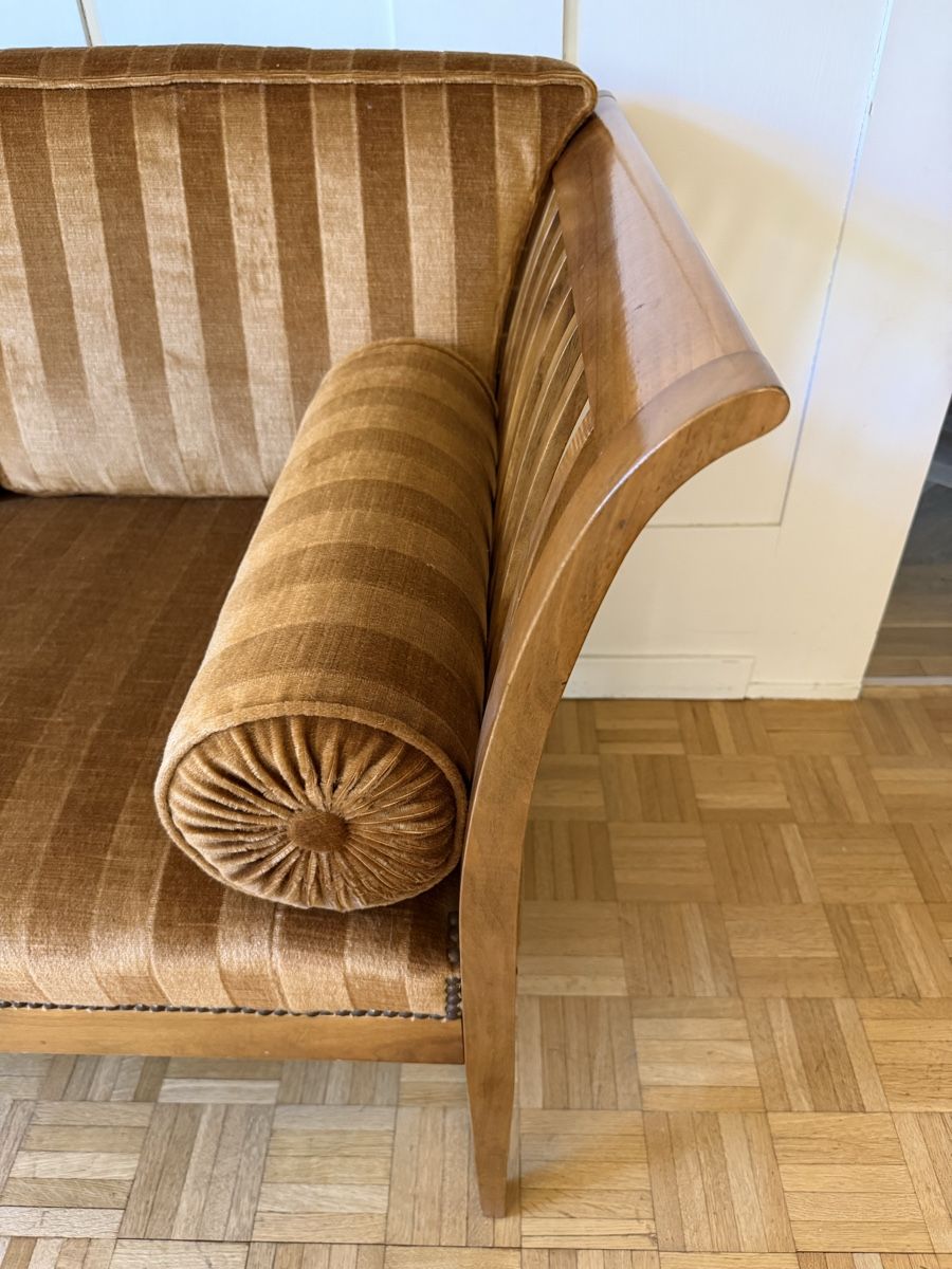 Divani: Jugendstil-Sofa, vermutlich Nussbaum, Samtbezug – Usato da Bern venduto da Moowee 2