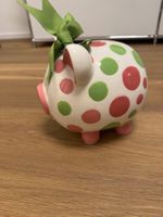 Sparschwein in Hartporzellan mit handgemalte farbige Punkten