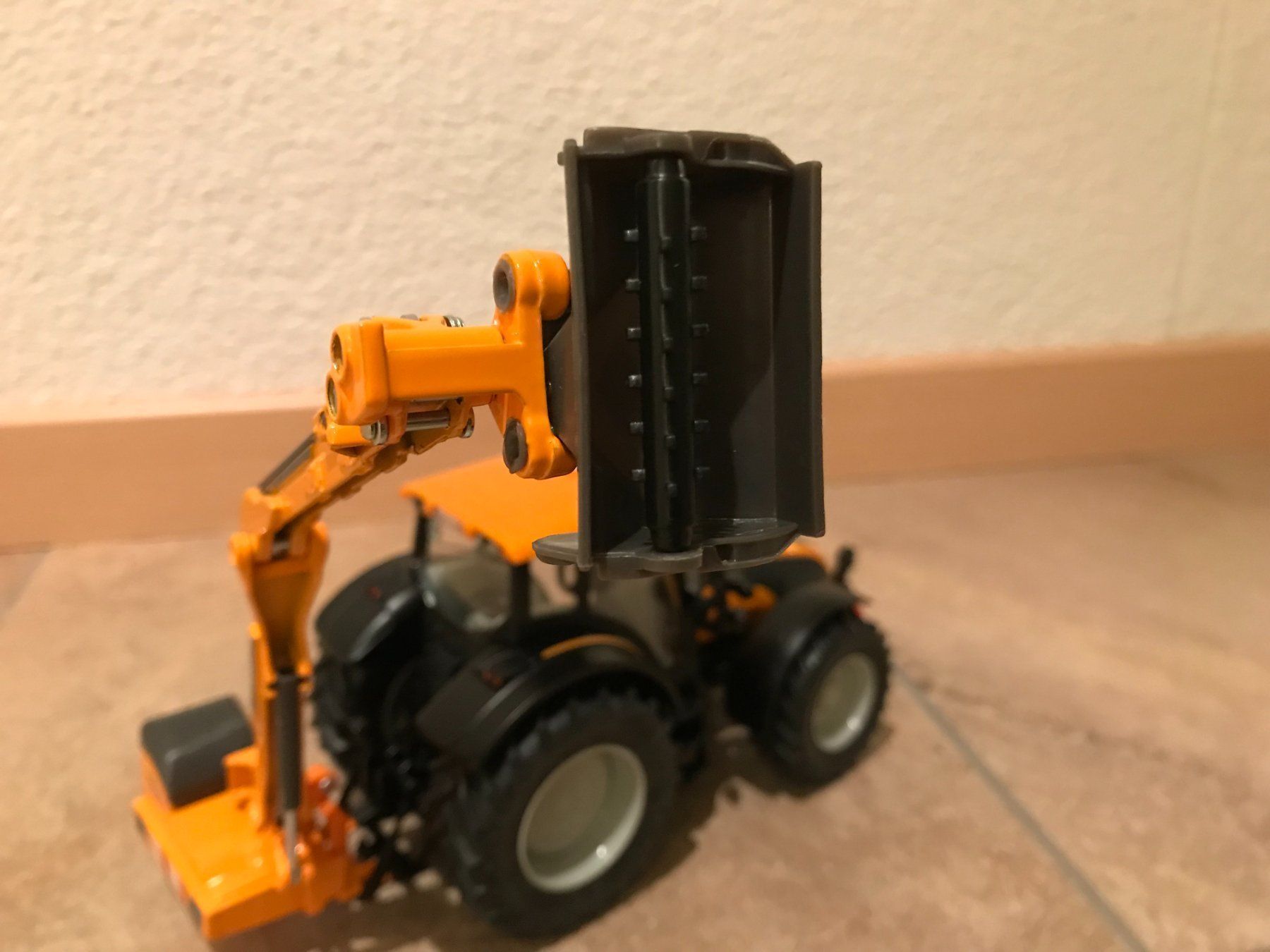Valtra Trattori: SIKU Valtra T191 mit Böschungsmäher – Nuovo e nell'imballaggio originale da Kreuzlingen venduto da Stefan1150 5
